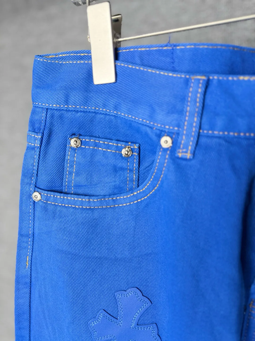 P270 💰 (Top version) Chrome hearts | ch Chrome hearts London limited dopamine blue leather jeans - charming dopamine personality jeans, indispensable for fashionistas, the same style for celebrities, and one touted by many bloggers. This new pair of pants is perfect in terms of shape and upper body. It is no exaggeration to say that making a pair of jeans is equivalent to the time of making 20 short-sleeved jeans. The fabric is made of high-quality imported denim. It has a unique high-end texture. I am very satisfied with it after washing and proofing several times. Color: dopamine blue Size: 28-30-32-34 (corresponds to S-M-L-XL)